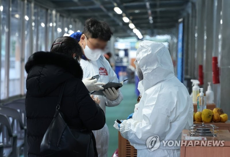 최강 한파 몰아친 선별진료소 최강 한파 몰아친 선별진료소 (서울=연합뉴스) 임헌정 기자 = 강력한 한파가 몰아친 14일 서울 동대문구 보건소 선별진료소에서 시민들이 검사를 기다리고 있다. 이날 코로나19 신규 확진자는 1주 전보다 9천800여 명 늘어난 8만4천571명을 기록했다. 2022.12.14 kane@yna.co.kr (끝)