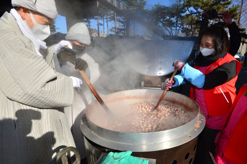 덕화 스님(포항시불교사암연합회)과 불자들이 18일 오전 경북 남구 대잠동 철길 숲에서 마련한 사랑의 동지 팥죽 나눔 행사에서 2000명 분의 팥죽을 쑤고 있다. 2022.12.18/뉴스1 ⓒ News1 최창호 기자