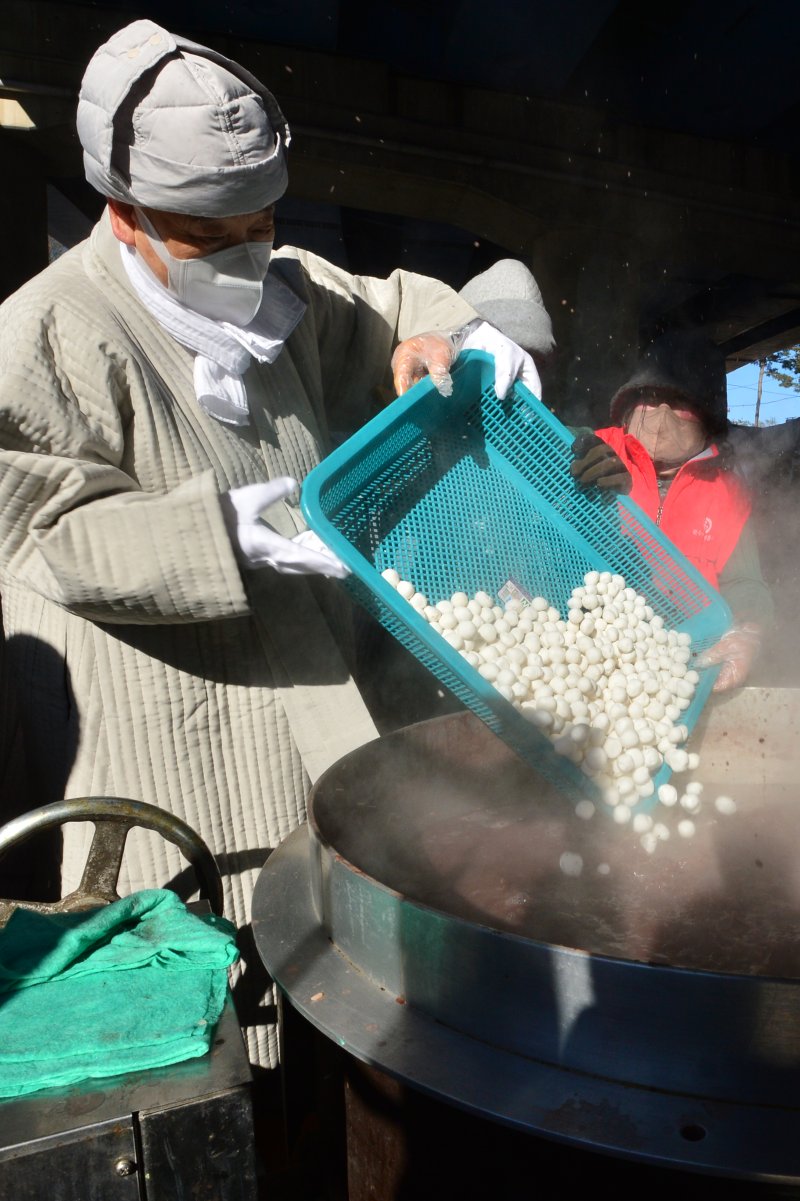덕화 스님(포항시불교사암연합회)이 18일 오전 경북 남구 대잠동 철길 숲에서 마련한 사랑의 동지 팥죽 나눔 행사에서 팥죽 솥에 새알을 넣고 있다.. 2022.12.18/뉴스1 ⓒ News1 최창호 기자