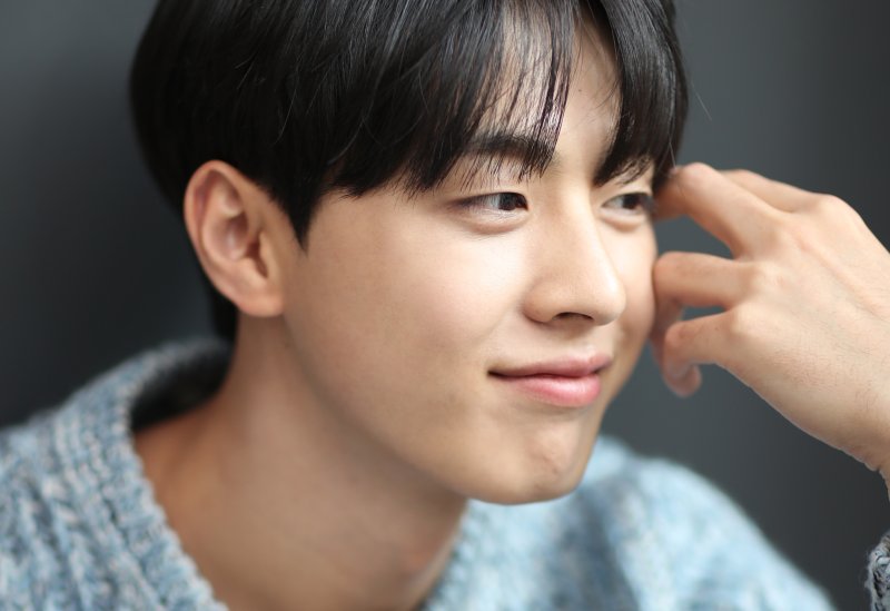 드라마 '치얼업' 배우 김현진이 서울 종로구 뉴스1사옥에서 열린 뉴스1과의 인터뷰에 앞서 포즈를 취하고 있다. /뉴스1 ⓒ News1 권현진 기자