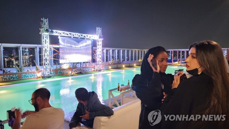 [길따라 멋따라] 우리가 몰랐던 사우디…수영장서 히잡 벗고 월드컵 응원 히잡 벗은 사우디 여성들[촬영 성연재]