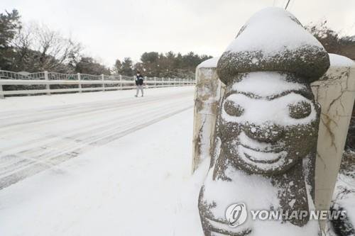 폭설 쏟아진 제주 (제주=연합뉴스) 박지호 기자 = 제주도에 대설특보가 내려진 18일 오전 제주시 제1산록도로의 차량 출입이 통제되고 있다. 2022.12.18 jihopark@yna.co.kr
