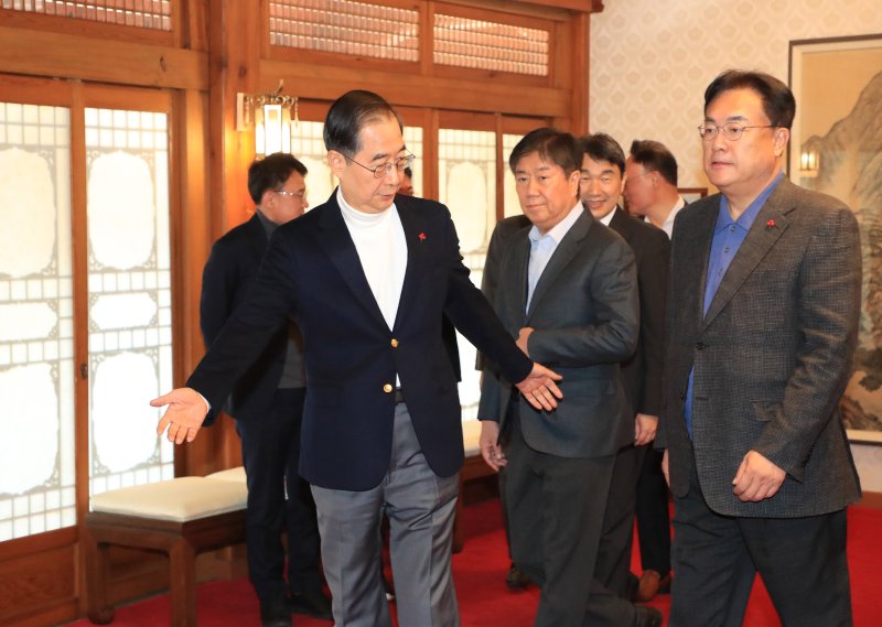 한덕수 국무총리(왼쪽 첫번째)가 18일 서울 종로구 삼청동 총리공관에서 열린 당정대협의회에 앞서 기념촬영을 마친후 정진석 국민의힘 비상대책위원장(오른쪽 첫번째)과 대화하며 이동하고 있다. 사진=서동일 기자