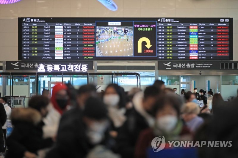 폭설에 제주공항 북새통 폭설에 제주공항 북새통 (제주=연합뉴스) 박지호 기자 = 제주도에 대설특보가 내려진 18일 오전 제주국제공항 출발층이 항공편을 기다리는 승객들로 크게 붐비고 있다. 2022.12.18 jihopark@yna.co.kr (끝)