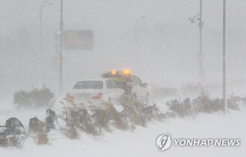눈보라 휘몰아치는 제주 눈보라 휘몰아치는 제주 (제주=연합뉴스) 박지호 기자 = 제주도에 대설특보가 내려진 18일 오전 제주시 애월읍 새별오름 주차장에 눈보라가 휘몰아치고 있다. 2022.12.18 jihopark@yna.co.kr (끝)