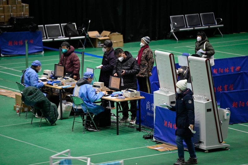 18일 중국 베이징 한 실내체육관에 설치한 임시 발열진료소에서 시민들이 진료를 받고 있다. 사진=AFP연합뉴스