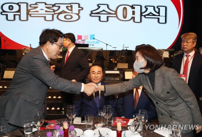 악수하는 권성동 의원 악수하는 권성동 의원 (서울=연합뉴스) 백승렬 기자 = 14일 서울 여의도 63빌딩에서 열린 국민의힘 '새로운미래를준비하는모임'(새미준) 전국발대식 및 자선음악회에서 권성동 의원이 나경원 저출산·고령사회위원회 부위원장과 악수하고 있다. 2022.12.14 srbaek@yna.co.kr (끝)