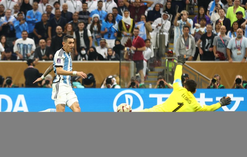 18일(현지시간) 카타르 루사일 스타디움에서 열린 2022 국제축구연맹(FIFA) 카타르 월드컵 결승전 프랑스와 아르헨티나의 경기, 아르헨티나의 앙헬 디 마리아가 추가골을 넣고 있다. 2022.12.19 ⓒ 로이터=뉴스1