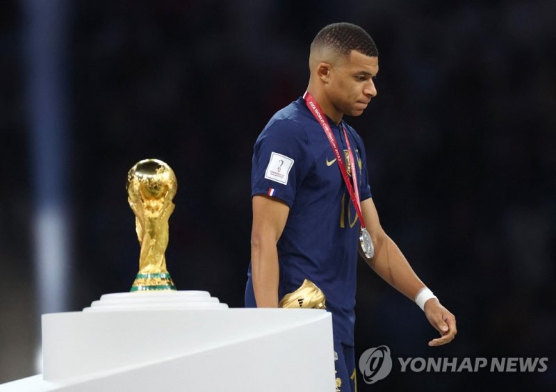 [월드컵] 메시 제쳤지만 '판정패'…득점왕 오르고도 웃지 못한 음바페