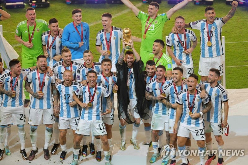 월드컵 우승의 기쁨을 누리고 있는 아르헨티나 선수단들. 사진=연합뉴스(AFP)