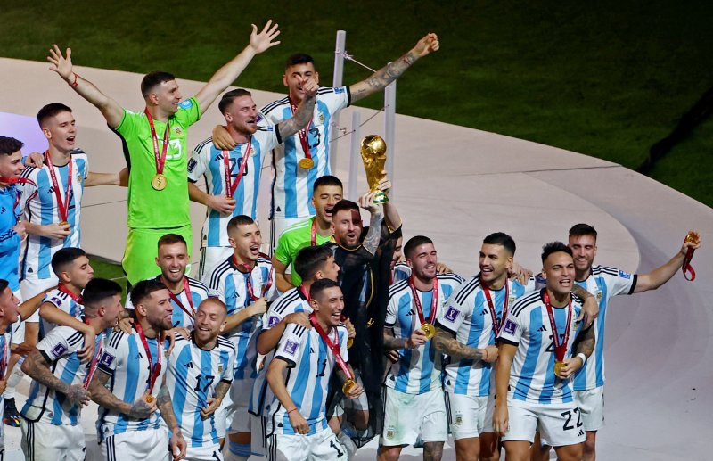 트로피를 들고 환하게 웃는 아르헨 선수들(뉴스1)