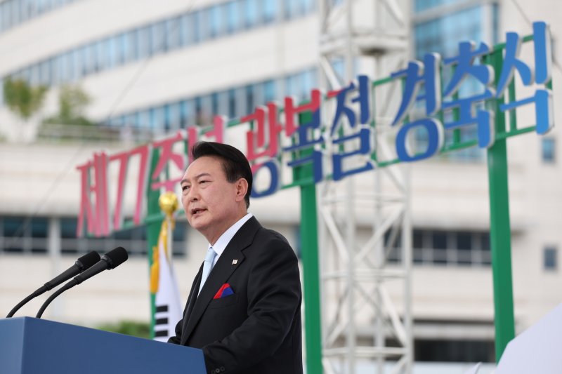 윤석열 대통령이 8월15일 용산 대통령실 잔디마당에서 제77주년 광복절 경축사를 하고 있다. (대통령실 제공) 2022.8.15/뉴스1 ⓒ News1 안은나 기자