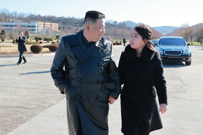 (평양 노동신문=뉴스1) = 김정은 북한 노동당 총비서(왼쪽)가 신형 대륙간탄도미사일(ICBM) '화성-17형' 시험발사 성공에 기여한 공로자들과의 기념사진 촬영 현장에 둘째딸과 동행했다. [국내에서만 사용가능. 재배포 금지. DB 금지. For Use Only in the Republic of Korea. Redistribution Prohibited] rodongphoto@news1.kr