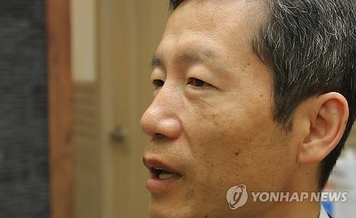 '강철서신' 김영환씨 중국에서 체포돼 고문을 받았다고 폭로한 북한인권운동가 김영환 씨가 2012년 8월 8일 전주의 한 병원에서 건강검진을 받은 후 기자들 질문에 답하고 있다. [연합뉴스 자료사진. 재판매 및 DB 금지]