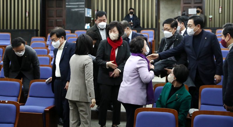 [서울=뉴시스] 추상철 기자 = 국민의힘 초선의원들이 지난 15일 오후 서울 여의도 국회에서 '당대표 선출 전당대회'와 관련한 의견 수렴 간담회에 참석해 인사를 나누고 있다. 2022.12.15. scchoo@newsis.com