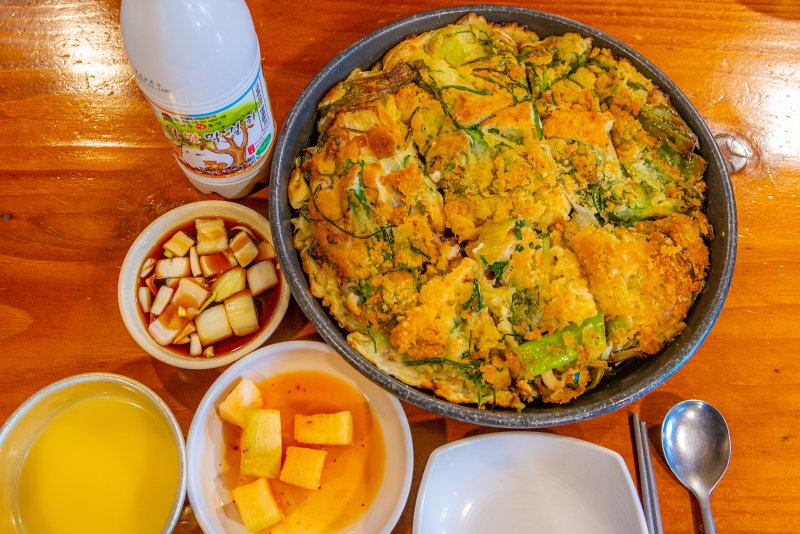 회기 파전골목의 파전, 두툼하고 바삭한 것이 특징이다(서울관광재단 제공)