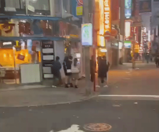 일본 도쿄 시부야 거리에서 여성 보행자만 골라 어깨를 강하게 치는 무차별 폭력을 행사한 남성이 경찰에 체포됐다. 출처=트위터