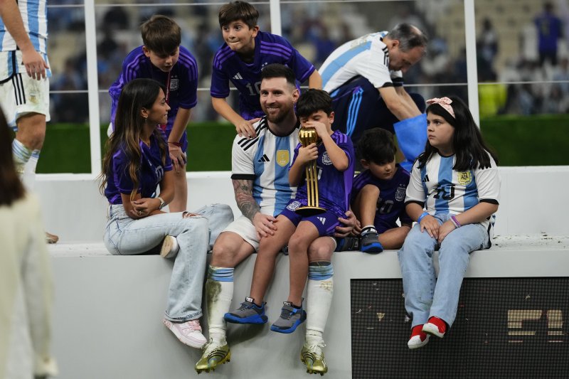 아르헨티나 축구 대표팀 주장 리오넬 메시가 카타르 루사일 스타디움에게 열린 2022 카타르 월드컵 결승전에서 프랑스에 승리를 거둔 뒤 가족들과 기쁨을 만끽하고 있다. 이날 아르헨티나는 프랑스와 연장전까지 3-3 접전을 벌인 뒤 승부차기에서 4-2로 이겨 월드컵 트로피를 손에 쥐었다. 연합뉴스