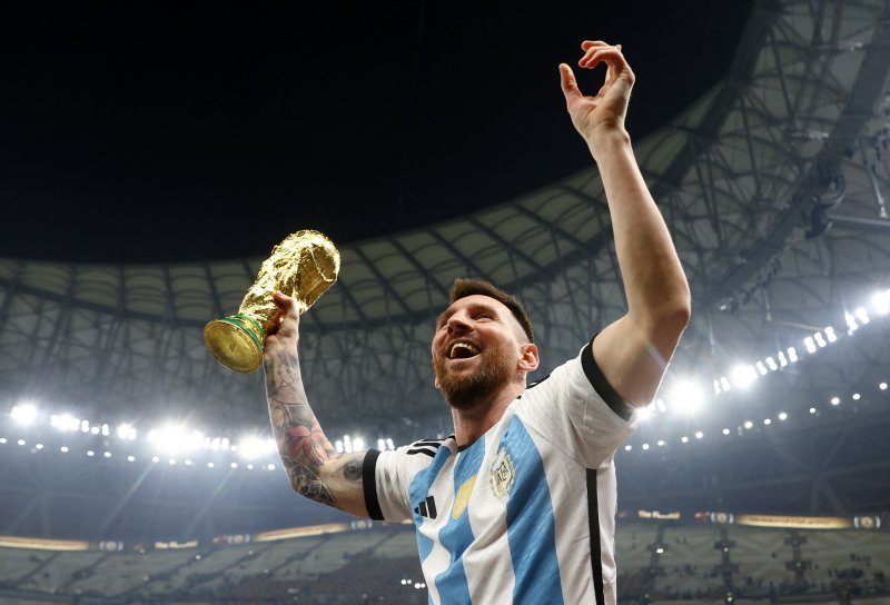 아르헨티나의 리오넬 메시가 월드컵 우승 트로피를 들고 기뻐하고 있다. 사진=뉴스1(로이터)