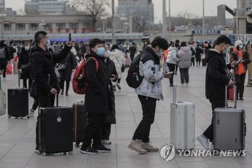 베이징 외곽 기차역에서 신종 코로나바이러스 감염증(코로나19) 검사를 받기 위해 길게 줄지어 서 있는 중국 시민들의 모습. 사진=연합뉴스