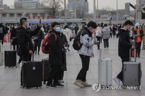 춘제 연휴 뒤 귀경길에 코로나 검사받는 中 베이징 시민들 (베이징 EPA=연합뉴스) 중국 최대 명절인 춘제 연휴가 끝난 7일 베이징 외곽 기차역에서 귀경 인파가 신종 코로나바이러스 감염증(코로나19) 검사를 받기 위해 길게 줄지어 서 있다. 중국 국가철도그룹에 따르면 춘제 특별 운송 기간인 지난달 17일부터 이달 2일까지 철도 이용객 수는 9천여만 명에 달하는 것으로 집계됐다. 2022.2.7 sungok@yna.co.kr