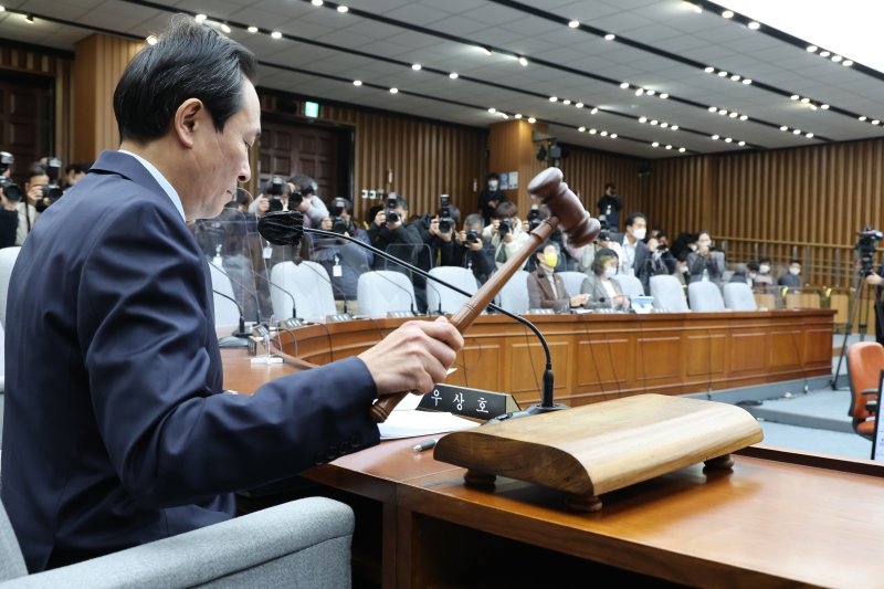 19일 국회에서 열린 '이태원 참사' 국정조사 특별위원회 전체회의에서 우상호 위원장이 국민의힘 의원들이 불참한 가운데 의사봉을 두드리고 있다. 사진=연합 지면화상