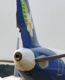 19일 오전 9시 50분쯤 인천공항 제1터미널 계류장에서 라오스 비엔티안으로 떠날 예정이던 라오항공(QV924) 여객기가 에어프레미아(HL8517) 항공기와 충돌했다. 라오항공기 꼬리 날개가 파손돼 있다.(인천공항공사 제공)2022.12.19/뉴스1