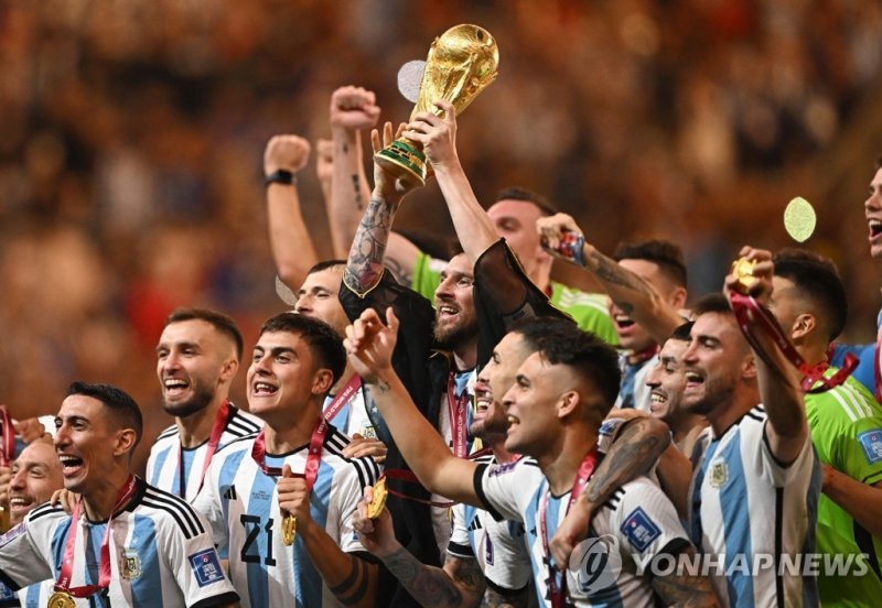 우승 트로피 들어올린 메시 Soccer Football - FIFA World Cup Qatar 2022 - Final - Argentina v France - Lusail Stadium, Lusail, Qatar - December 18, 2022 Argentina's Lionel Messi lifts the World Cup trophy alongside teammates as they celebrate after winning the World Cup REUTERS/Dylan Martinez