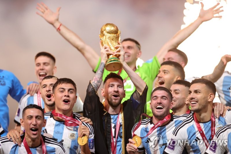 시상식에서 우승 트로피 들어 올린 메시 epa10372998 Lionel Messi of Argentina lifts the trophy after Argentina won the FIFA World Cup 2022 Final between Argentina and France at Lusail stadium, Lusail, Qatar, 18 December 2022. EPA/Friedemann Vogel