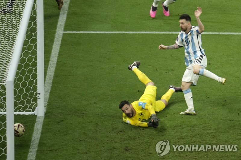 결승전 연장전에서 팀의 세 번째 골 넣는 메시 Argentina's Lionel Messi, right, scores his side's third goal as France's goalkeeper Hugo Lloris, left, fails to save during the World Cup final soccer match between Argentina and France at the Lusail Stadium in Lusail, Qatar, Sunday, Dec. 18, 2022. (AP Photo/Christophe Ena