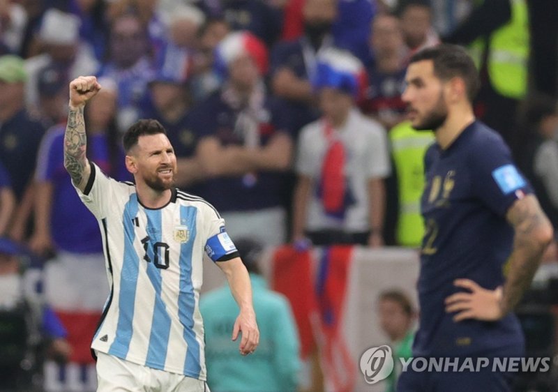 메시의 결승전 선제골 세리머니 epa10372322 Lionel Messi (L) of Argentina reacts after scoring the opening goal from the penalty spot during the FIFA World Cup 2022 Final between Argentina and France at Lusail stadium, Lusail, Qatar, 18 December 2022. EPA/Friedemann Vogel