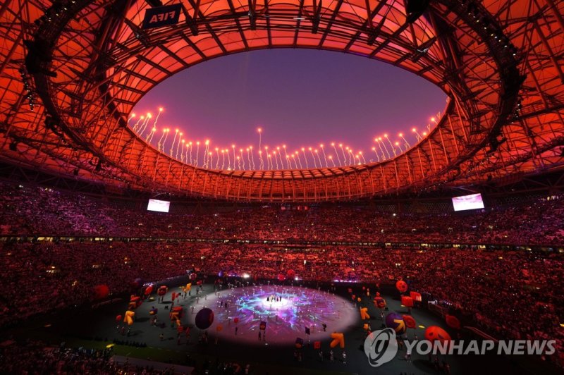 불꽃놀이 펼쳐지는 결승전 경기장 Fireworks explode as artists perform during the World Cup closing ceremony before the final soccer match between Argentina and France at the Lusail Stadium in Lusail, Qatar, Sunday, Dec. 18, 2022. (AP Photo/Hassan Ammar)