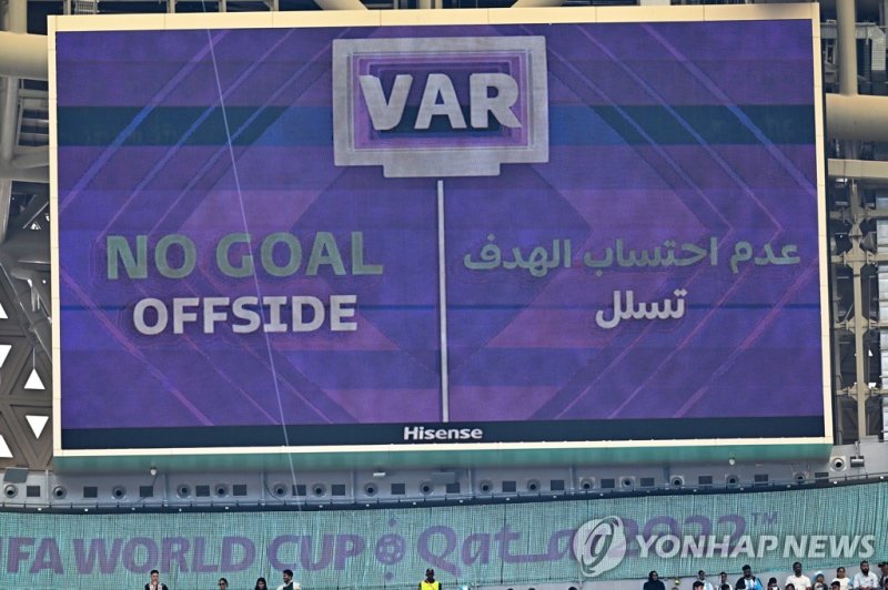 SAOT의 오프사이드 판독 epa10319870 An offside decision by the video assistant referee (VAR) system is announced on a huge screen during the FIFA World Cup 2022 group C soccer match between Argentina and Saudi Arabia at Lusail Stadium in Lusail, Qatar, 22 November 2022. EPA/Noushad Thekkayil