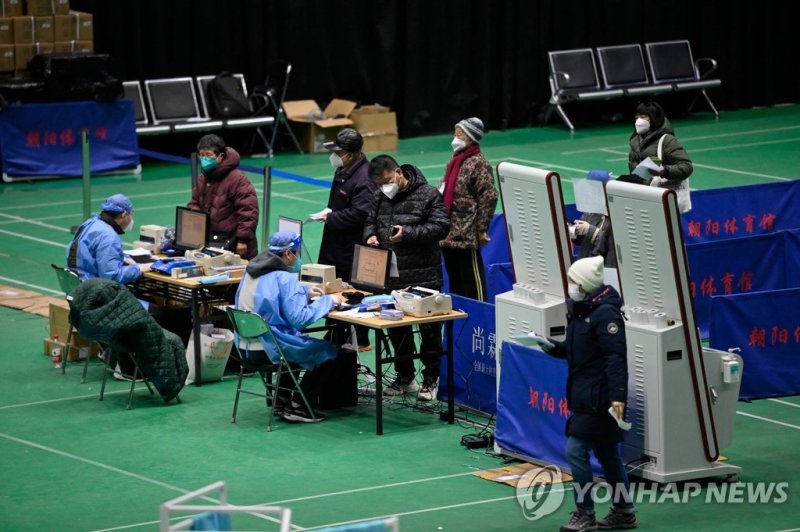 中 베이징, 체육관에 임시 진료소 설치 中 베이징, 체육관에 임시 진료소 설치 (베이징 AFP=연합뉴스) 18일 중국 베이징 한 실내체육관에 설치한 임시 발열진료소에서 시민들이 진료를 받고 있다. 2022.12.18 ddy04002@yna.co.kr (끝)