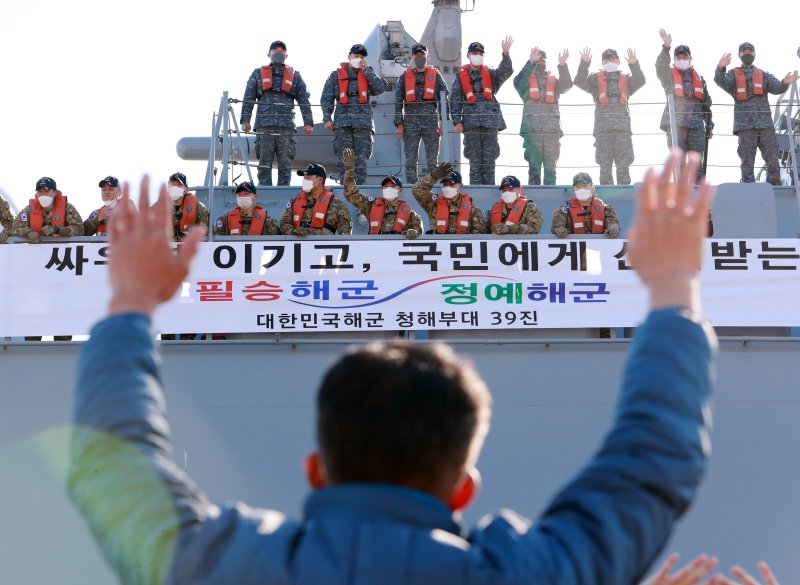 19일 오후 부산작전기지에서 열린 청해부대 39진 충무공이순신함(DDH-II·4천400t급) 승조원들이 가족 환송을 받으며 출항하고 있다. 39진은 38진 강감찬함과 현지에서 임무 교대 후 2023년 6월까지 임무를 수행한다. 아덴만 해역에서 선박호송작전, 안전항해지원 임무를 수행한다. 사진=연합뉴스