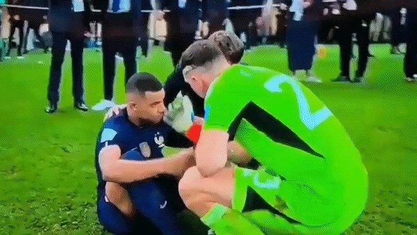 아르헨티나 골키퍼 에밀리아노 마르티네스가 경기 후 프랑스 공격수 킬리안 음바페를 위로하는 모습. (트위터 갈무리)