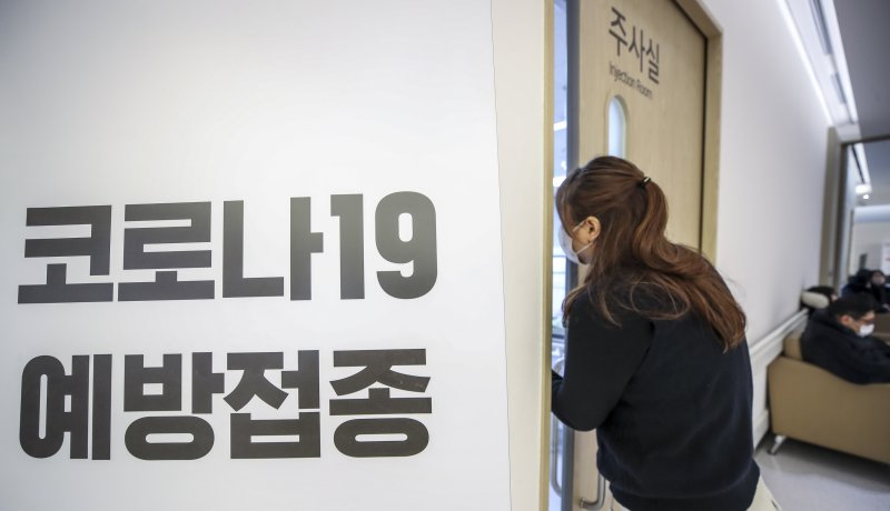 [서울=뉴시스] 정병혁 기자 = 19일 서울 강서구 서울부민병원을 찾은 시민이 코로나19 백신 접종을 받기 위해 주사실로 들어가고 있다. 19일부터 모더나의 오미크론 변이 BA.4·5 대응용 코로나19 개량 백신의 사전 예약이 시작됐다. 질병관리청에 따르면 동절기 추가접종 대상자들은 BA.4·5 대응용 모더나 백신을 사전 예약할 수 있으며, 사전 예약에 따른 접종은 2023년 1월 2일부터 가능하다. 의료기관 유선 연락 또는 사회관계망서비스(SNS) 예약을 통한 당일 접종은 사전 예약보다 앞선 오는 26일부터 이뤄진다. 2022.1