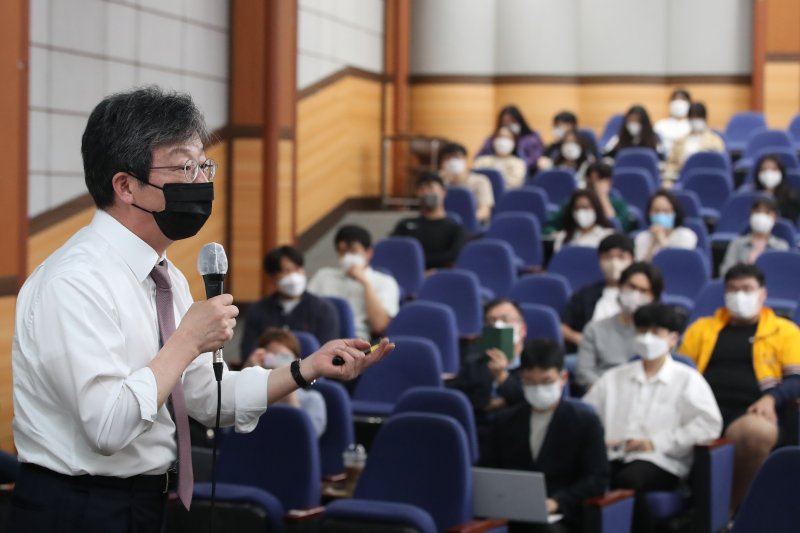 유승민 전 국민의힘 의원이 29일 오전 대구 북구 경북대학교 경상대 합동강의실에서 '무능한 정치를 바꾸려면'이라는 주제로 특강을 하고 있다. 2022.9.29/뉴스1 ⓒ News1 공정식 기자