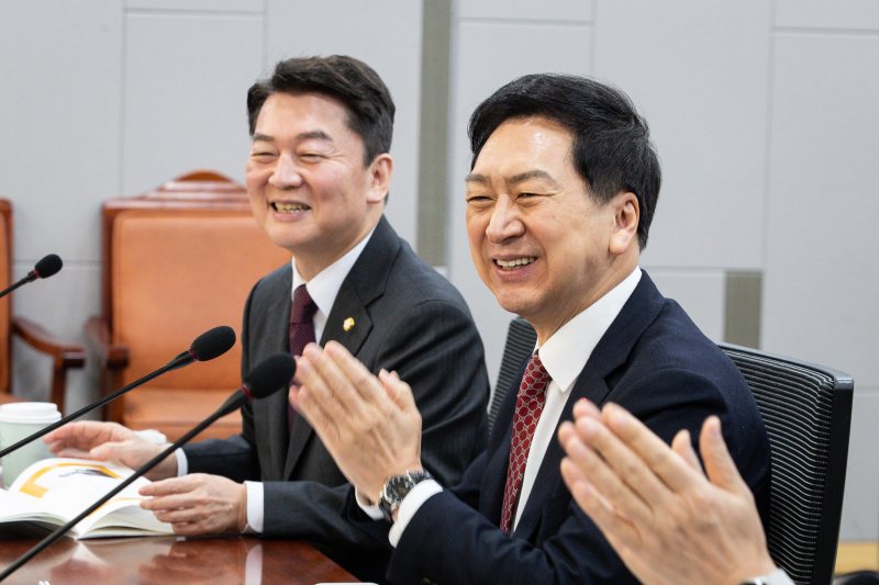 국민의힘 당권주자인 김기현, 안철수 의원이 14일 서울 여의도 국회 의원회관에서 열린 '혁신24 새로운 미래' 공부모임에 참석해 손뼉을 치고 있다. 2022.12.14/뉴스1 ⓒ News1 유승관 기자