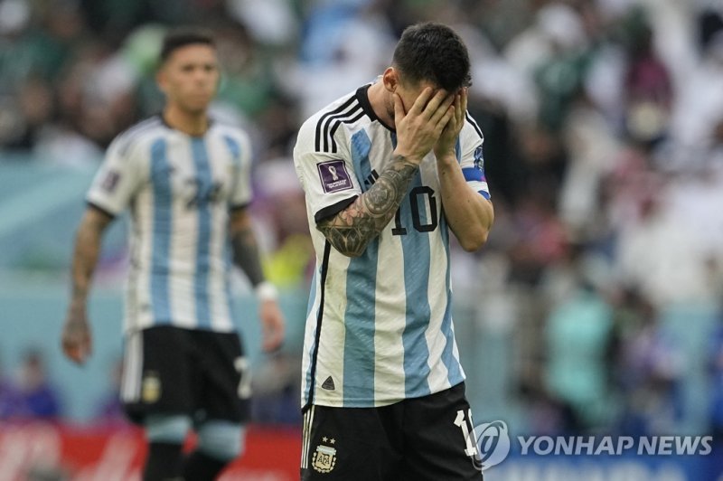 사우디아라비아와의 조별리그 1차전 때 아쉬워하는 메시의 모습 Argentina's Lionel Messi reacts after missing a chance during the World Cup group C soccer match between Argentina and Saudi Arabia at the Lusail Stadium in Lusail, Qatar, Tuesday, Nov. 22, 2022. (AP Photo/Ebrahim Noroozi)