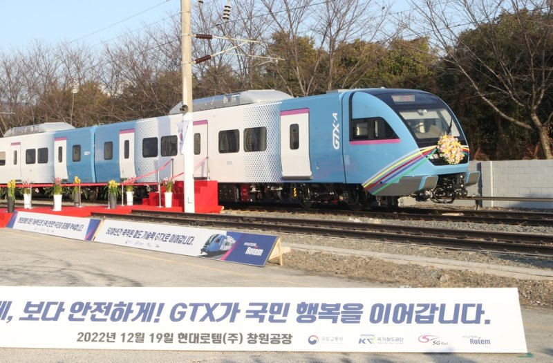 수도권 광역급행철도 GTX-A 출고식 (창원=연합뉴스) 이준영 기자 = 19일 경남 창원시 현대로템 창원공장에서 열린 수도권 광역급행철도 GTX-A 출고식에서 GTX-A가 시운행 되며 모습을 드러내고 있다. 2022.12.19