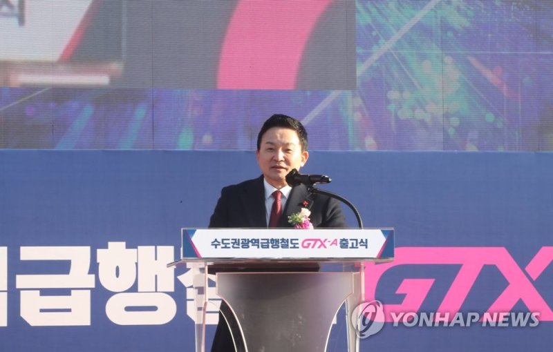 인사말 하는 원희룡 국토교통부 장관 인사말 하는 원희룡 국토교통부 장관 (창원=연합뉴스) 이준영 기자 = 원희룡 국토교통부 장관이 19일 경남 창원시 현대로템 창원공장에서 열린 수도권광역급행철도 GTX-A 출고식에서 인사말을 하고 있다. 2022.12.19 ljy@yna.co.kr (끝)