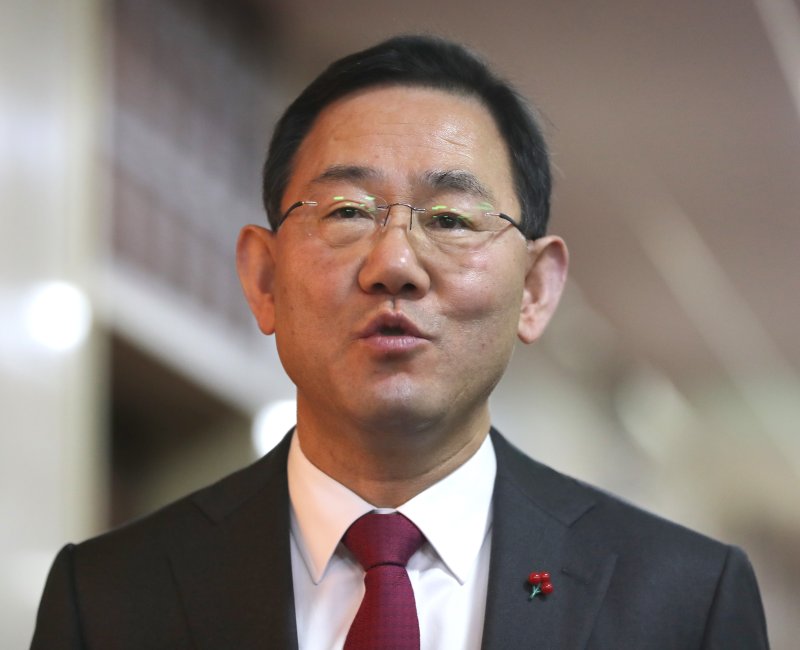 [서울=뉴시스] 전진환 기자 = 주호영 국민의힘 원내대표가 19일 오전 서울 여의도 국회에서 김진표 국회의장과 회동을 마치고 나와 기자들에게 발언하고 있다. 2022.12.19. amin2@newsis.com