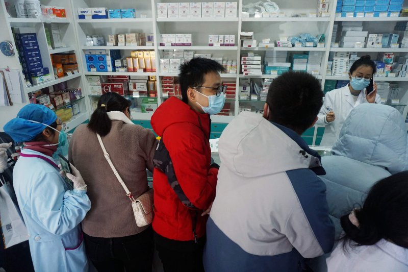 2022년 12월 중국 저장성 항저우의 한 약국에서 중국 시민들이 코로나19 신속항원검사 키트를 구매하기 위해 줄을 서 있다. AP연합뉴스