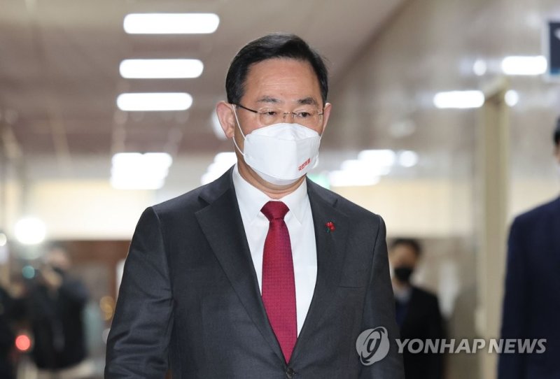 국회의장실에서 나오는 주호영 원내대표 국회의장실에서 나오는 주호영 원내대표 (서울=연합뉴스) 하사헌 기자 = 국민의힘 주호영 원내대표가 19일 오전 서울 여의도 국회에서 김진표 국회의장을 면담하고 의장실에서 나오고 있다. 2022.12.19 toadboy@yna.co.kr (끝)