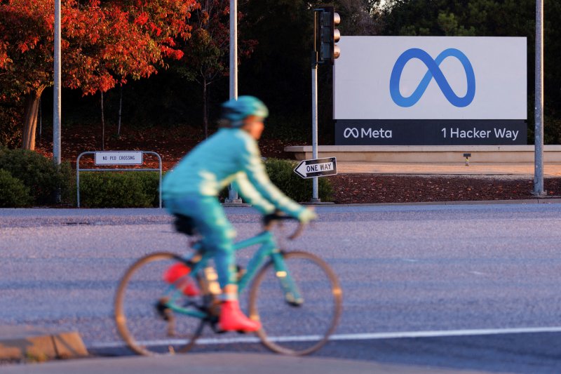 메타플랫폼스가 유럽연합(EU) 집행위워회로부터 19일(현지시간) 경쟁 위반 예바판정을 받아 대규모 과징금을 물어야 할지도 모를 위기에 처했다. 11월 9일 미국 캘리포니아주 마운틴뷰의 메타 본사 앞을 자전거를 탄 시민이 지나가고 있다. 로이터연합