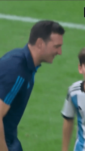 아르헨티나 축구 국가대표팀 감독 리오넬 스칼로니(44)가 아이들과 춤을 추고 있는 모습. 출처=유튜브, 국민일보