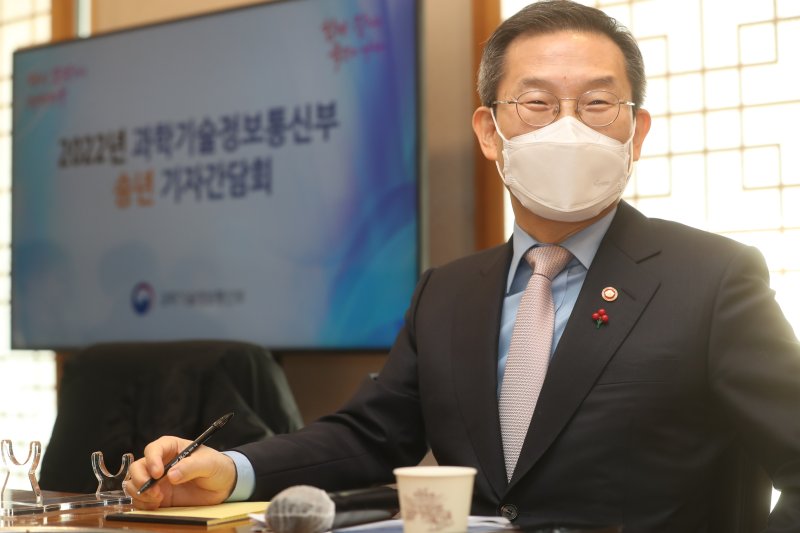 [서울=뉴시스]이종호 과학기술정보통신부 장관이 19일 세종특별자치시 과기정통부 인근 식당에서 열린 '과학기술정보통신부 기자간담회' 에 참석해 기자들의 질문을 듣고 있다. (사진=과학기술정보통신부 제공)