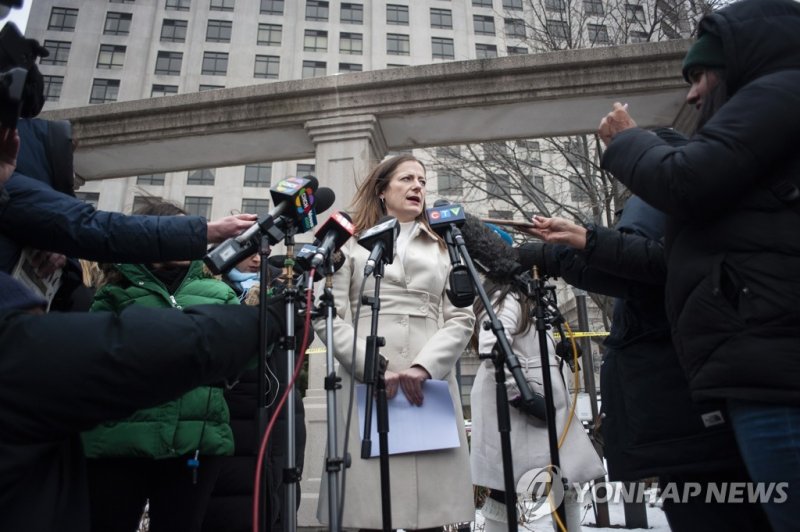 총격사건 발생한 캐나다 토론토 외곽 아파트 앞에서 기자회견하는 경찰 특별수사팀 대변인 epa10374096 Special Investigations Unit spokesperson Kristy Denette speaks with media in front of the condominium where a man allegedly shot and killed five people and later was killed by police in Vaughan, near Toronto, Canada, 19 December 2022. EPA/E
