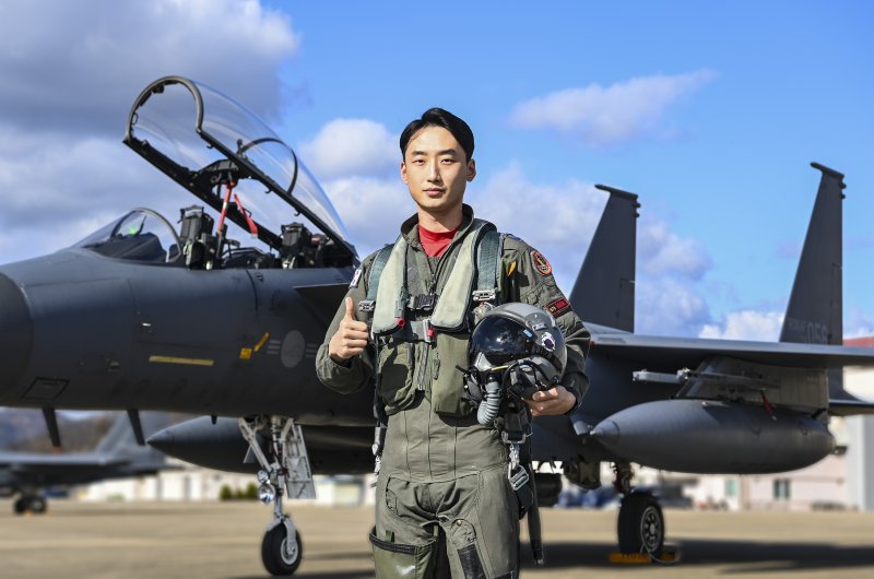 (공군은 20일 서울 공군호텔에서 '2022년 공군작전사령부 공중사격대회 시상식'을 개최한다. 올해의 ‘탑건’에 선정된 제11전투비행단 김유준 대위(공사 64기)가 자신의 주기종인 F-15K 앞에서 기념 촬영을 하고 있다. 사진=공군 제공